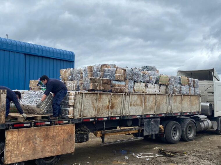 Primera carga de PET sale desde el galpón de acopio hacia la revalorización